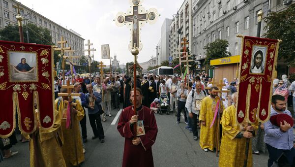 Участники крестного хода на улицах киева - Sputnik Беларусь