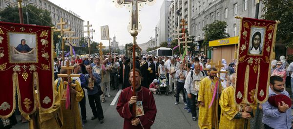 Участники крестного хода на улицах киева - Sputnik Беларусь