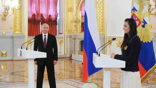 Президент России Владимир Путин и двукратная олимпийская чемпионка Елена Исинбаева - Sputnik Беларусь