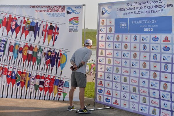 Журналист наблюдает за соревнованиями. - Sputnik Беларусь