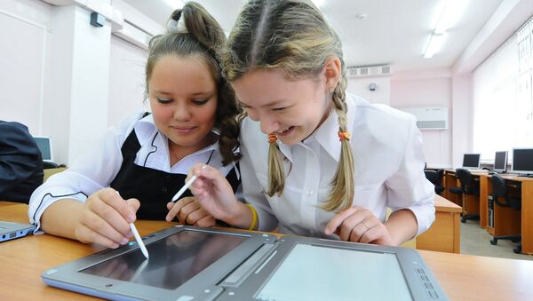 Школьницы с электронными книгами, архивное фото - Sputnik Беларусь