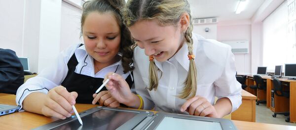Школьницы с электронными книгами, архивное фото - Sputnik Беларусь