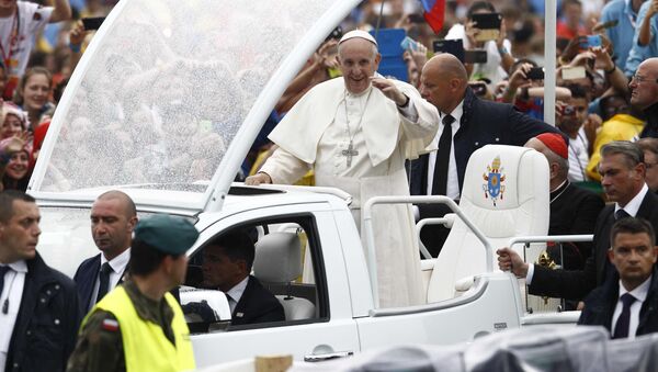 Папа Римский Франциск приветствует верующих - Sputnik Беларусь