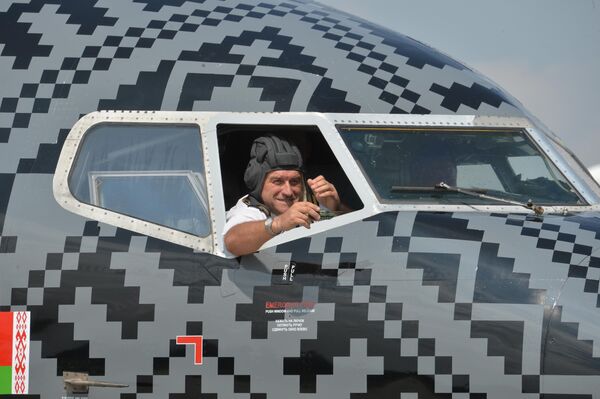 Пилот самолета Wot-Belavia с танкистским шлемом Пилот самолета Wot-Belavia с танкистским шлемом - Sputnik Беларусь