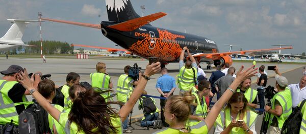 Споттеры встречают брендированный компанией Wargaming боинг - Sputnik Беларусь