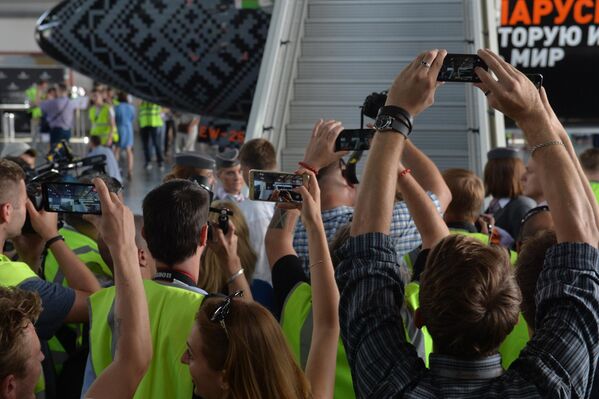 Журналисты и споттеры встречают экипаж боинга в аэропорту Минск - Sputnik Беларусь