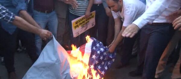 СПУТНИК_Протестующие сожгли флаг США перед военной базой НАТО в Турции - Sputnik Беларусь