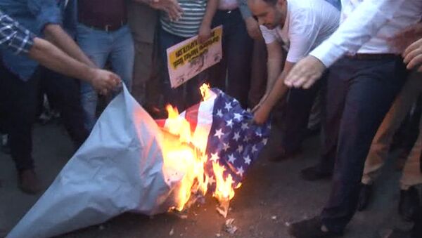 СПУТНИК_Протестующие сожгли флаг США перед военной базой НАТО в Турции - Sputnik Беларусь