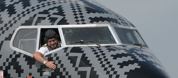 В черной ливрее: селфи в двигателе, с пилотом и в фуражке - Sputnik Беларусь