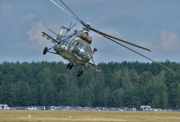На фестивале #пронебо с показательными полетами выступил легендарный советский вертолет Ми-8. - Sputnik Беларусь