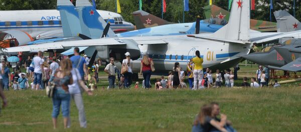 Гости #пронебо на Боровой отдыхали и прятались от солнца под крыльями самолетов. - Sputnik Беларусь
