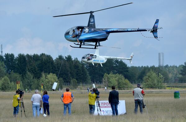 Один из конкурсов фестиваля, в котором участвовали вертолеты - Развозка грузов. - Sputnik Беларусь