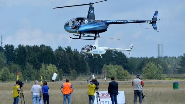 Один из конкурсов фестиваля, в котором участвовали вертолеты - Развозка грузов. - Sputnik Беларусь