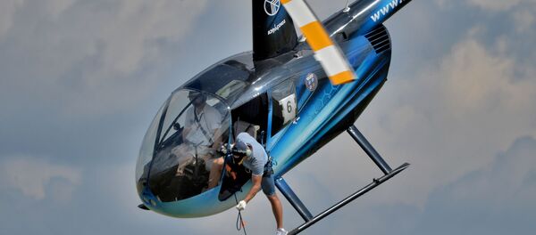 Участники Развозки грузов балансировали на рельсах вертолета, рискуя жизнью. - Sputnik Беларусь