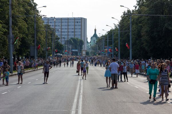 Посмотреть на праздничное шествие собрались тысячи брестчан - Sputnik Беларусь
