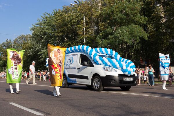 Брестское мороженое показало живое мороженое - девушек, одетых в костюмы Крепкого орешка, MAX-рожка и сливочного со сгущенкой - Sputnik Беларусь