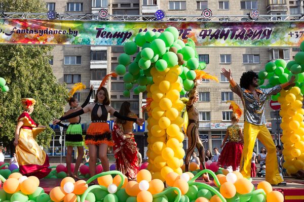 На оформленных в различных стилях автомобилях участники карнавала устраивали шоу - Sputnik Беларусь