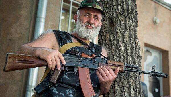 Член группы Сасна црер на территории захваченного полка патрульно постовой службы полиции района Эребуни в Ереване - Sputnik Беларусь