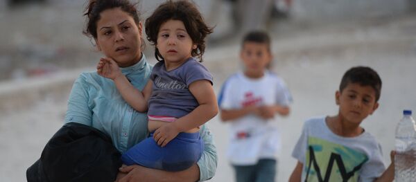 Беженка с детьми. Архивное фото - Sputnik Беларусь