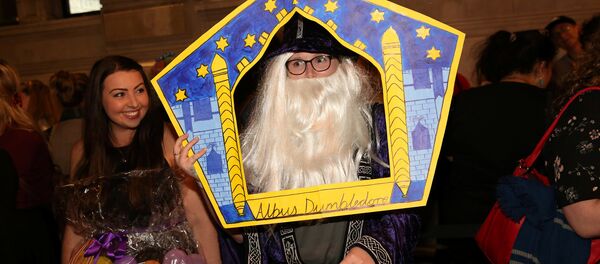 Фанаты на презентации новой книги - Sputnik Беларусь