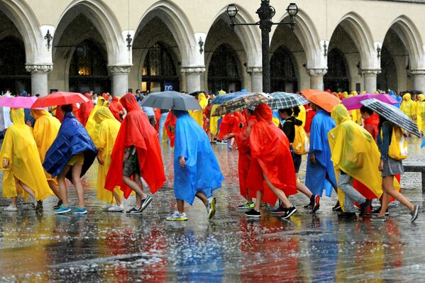 Паломники во время сильного дождя на главной площади в Кракове - Sputnik Беларусь