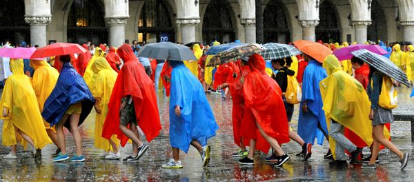 Паломнікі падчас моцнага дажджу на галоўнай плошчы ў Кракаве - Sputnik Беларусь