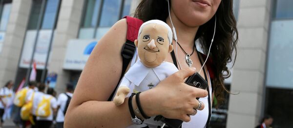 Девушка с куклой Папы Римского - Sputnik Беларусь