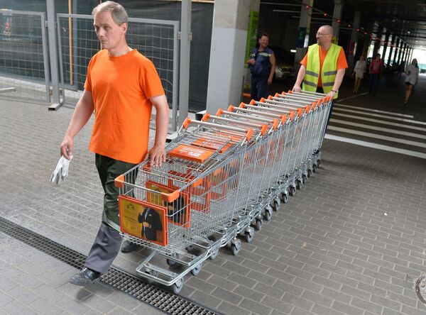 Парковщики тележек уверяют, что с нововведением работы у них меньше не станет Парковщики тележек уверяют, что с нововведением работы у них меньше не станет - Sputnik Беларусь