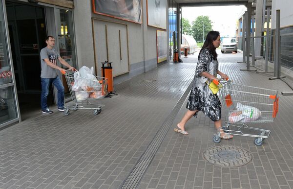 Некоторые покупатели впервые услышали о платных тележках, но идею, в целом, одобрили Некоторые покупатели впервые услышали о платных тележках, но идею, в целом, одобрили - Sputnik Беларусь