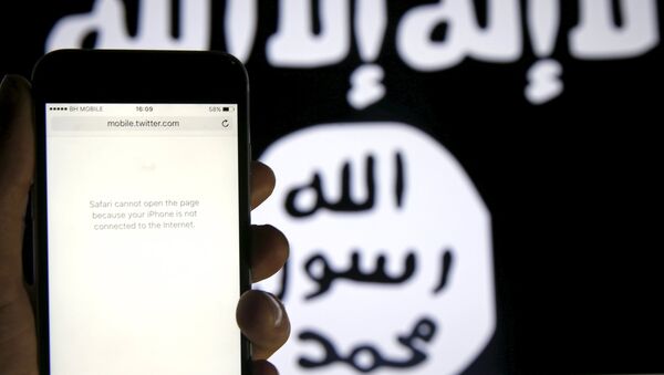 An unloaded Twitter website is seen on a phone without an internet connection, in front of a displayed ISIS flag in this photo illustration in Zenica, Bosnia and Herzegovina, February 3, 2016 - Sputnik Беларусь