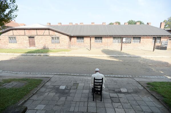 Папа Римский Франциск посетил бывший концлагерь Аушвиц-Биркенау в Освенциме - Sputnik Беларусь