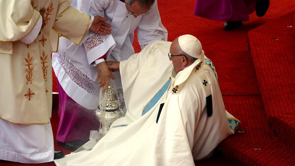 Папа Римский упал во время мессы в Польше - Sputnik Беларусь