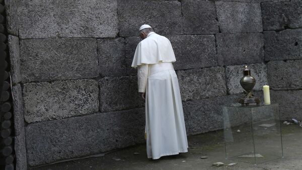 Папа Римский во время посещения бывшего лагеря в Освенциме - Sputnik Беларусь