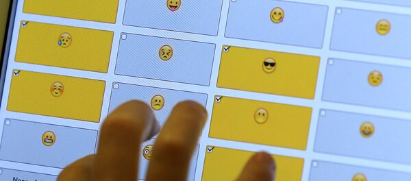 Смайлики эмодзи на планшете - Sputnik Беларусь