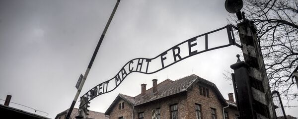 Знаменитый вход в концлагерь Освенцим - Sputnik Беларусь