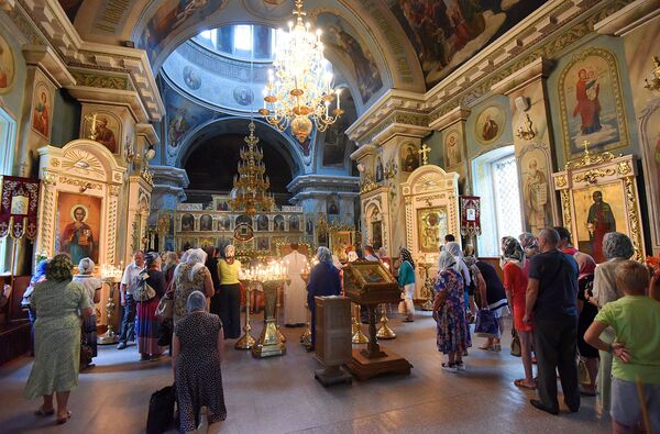 Верующие приходят в Свято-Петропавловский собор, чтобы прикоснуться к предплечью целителя-чудотворца Пантелеймона - Sputnik Беларусь