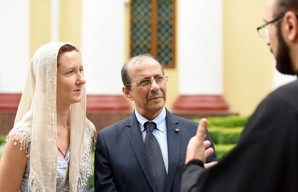 Джакома Олива со своей переводчицей у Свято-Петропавловского собора в Гомеле - Sputnik Беларусь