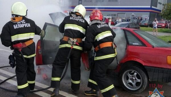 Автомобиль загорелся на улице Неманской в Минске - Sputnik Беларусь