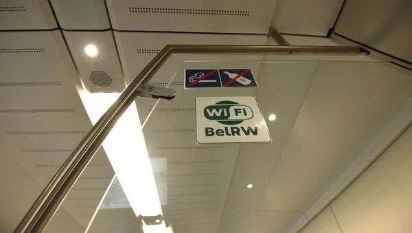 Знак WiFi в электропоезде - Sputnik Беларусь