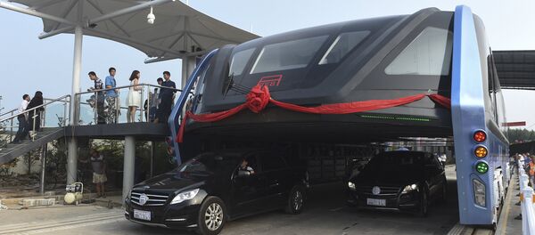 Испытания надземного автобуса в Китае - Sputnik Беларусь