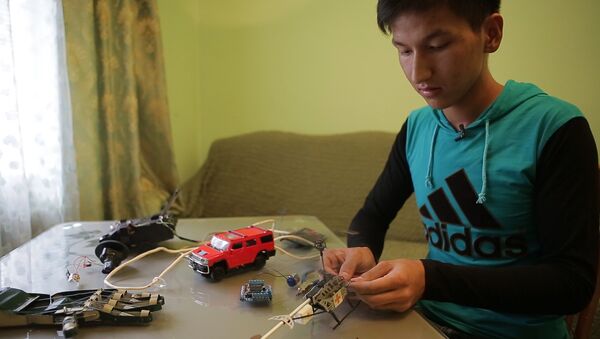 Кыргызстанский школьник делает роботов из детских игрушек - Sputnik Беларусь