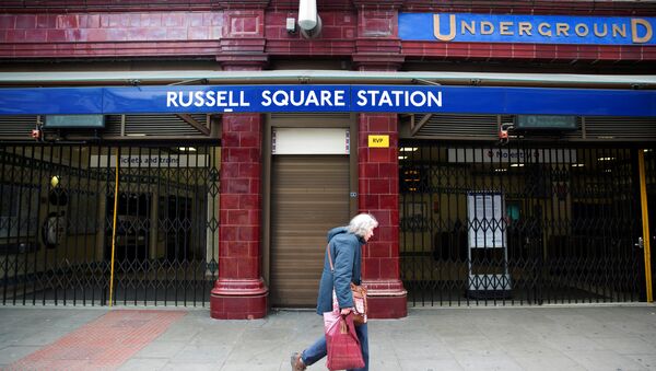 Женщина проходит мимо закрытого входа в метро на Рассел-сквер в Лондоне - Sputnik Беларусь