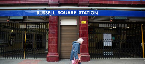 Женщина проходит мимо закрытого входа в метро на Рассел-сквер в Лондоне Женщина проходит мимо закрытого входа в метро на Рассел-сквер в Лондоне - Sputnik Беларусь