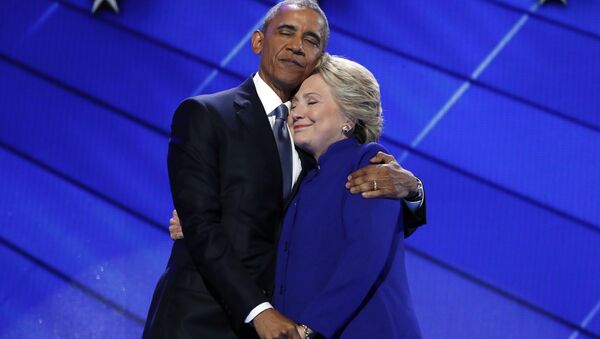 Барак Обама обнимает кандидата в президенты США от демократической партии Хиллари Клинтон - Sputnik Беларусь