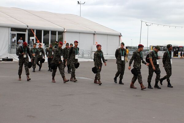 Первое, что бросается в глаза - большое количество добродушных военных Первое, что бросается в глаза - большое количество добродушных военных - Sputnik Беларусь
