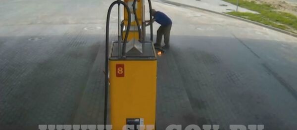 Видеофакт: пенсионер пытался поджечь бензоколонку в Минске - Sputnik Беларусь