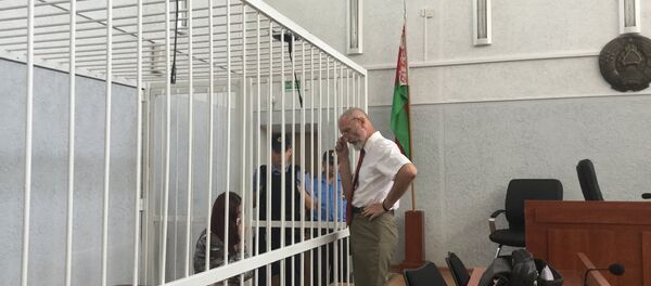 Обвиняемая Екатерина Пашук с адвокатом - Sputnik Беларусь