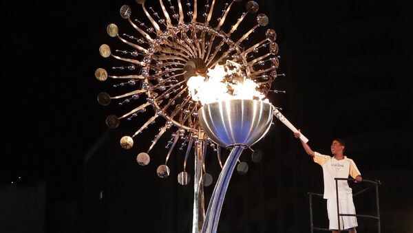 Бронзовый призер Олимпийских игр 2004 года в Афинах бразильский марафонец Вандерлей Кордейру зажег огонь XXXI летних Олимпийских игр 2016 года на стадионе «Маракана» в Рио-де-Жанейро - Sputnik Беларусь