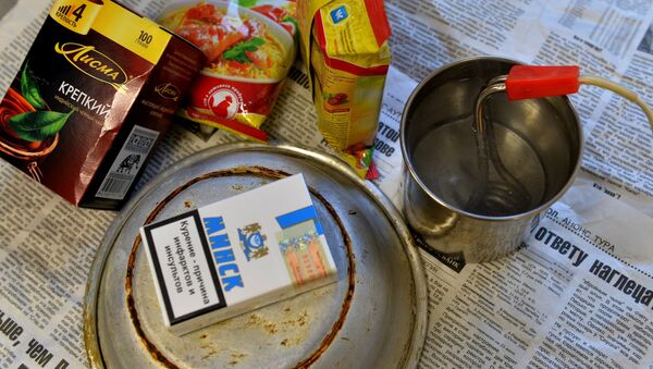 Пачка чая, лапша быстрого приготовления и сигареты - Sputnik Беларусь