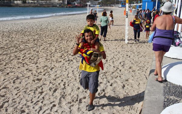 Бразильцы на пляже Копакабана в Рио - Sputnik Беларусь